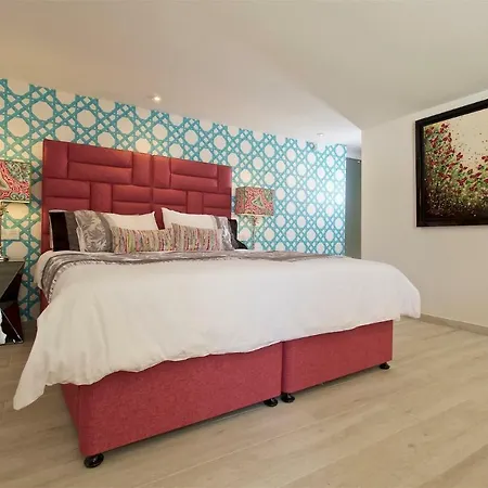 Three Palms Bed & Breakfast *